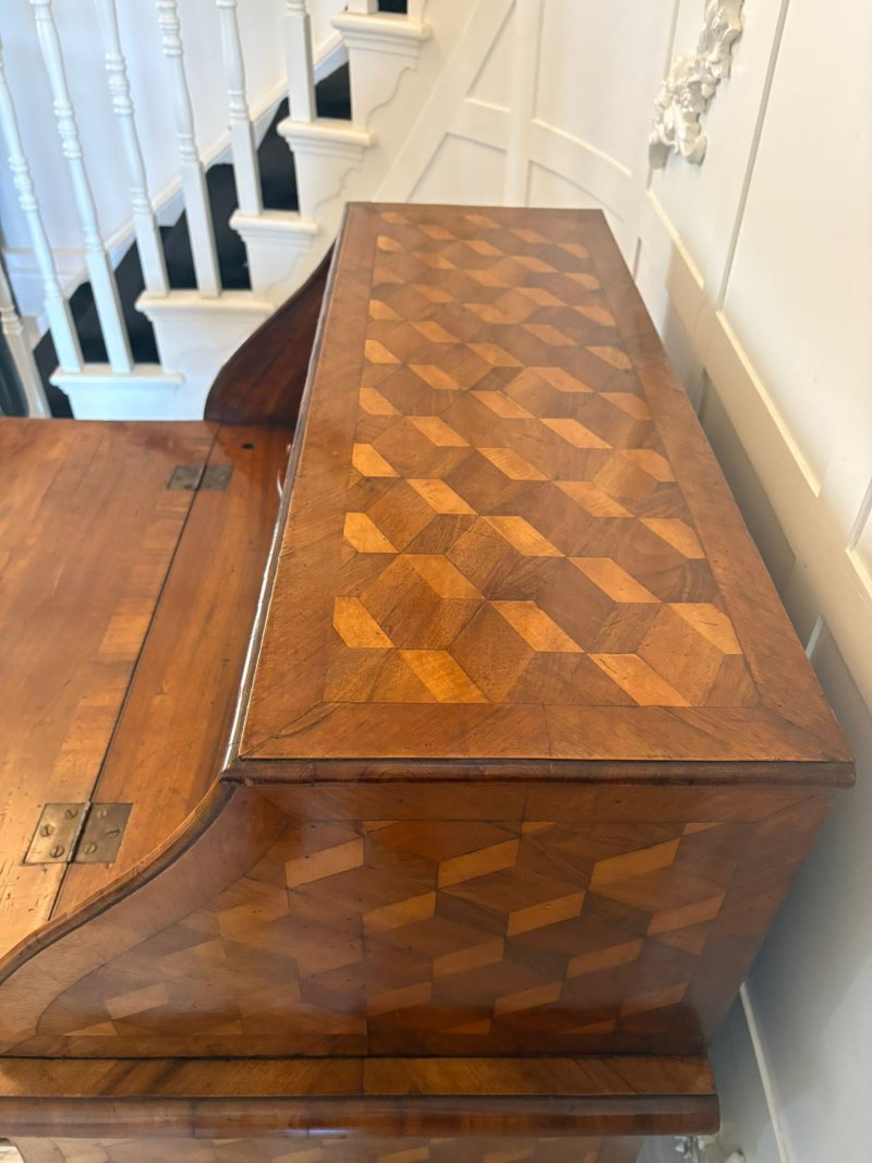 Outstanding Quality Antique 18th Century French Walnut Inlaid Parquetry Bombe Shaped Bureau - Image 9
